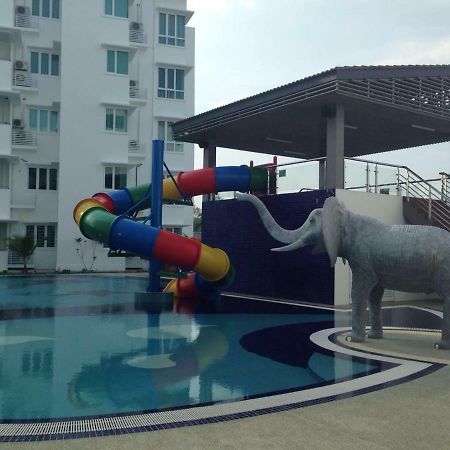 Homelite Resort Water Theme Park Condominium Miri Exterior photo