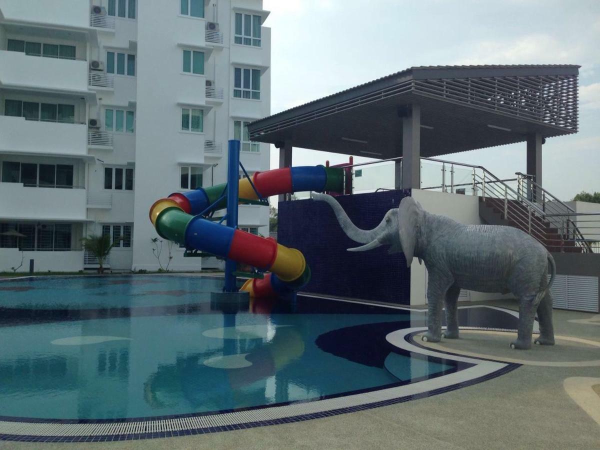 Homelite Resort Water Theme Park Condominium Miri Exterior photo