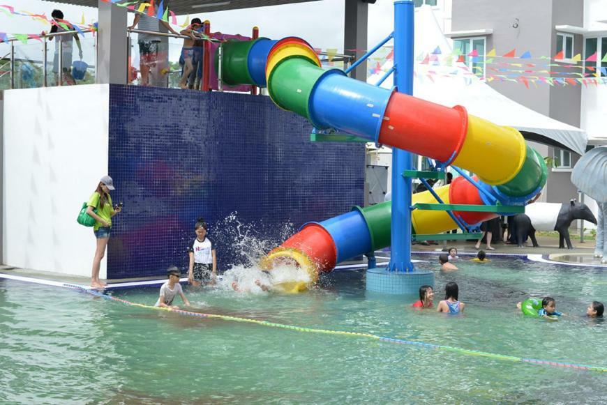 Homelite Resort Water Theme Park Condominium Miri Exterior photo